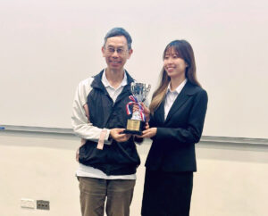 Minnie receiving the prize
